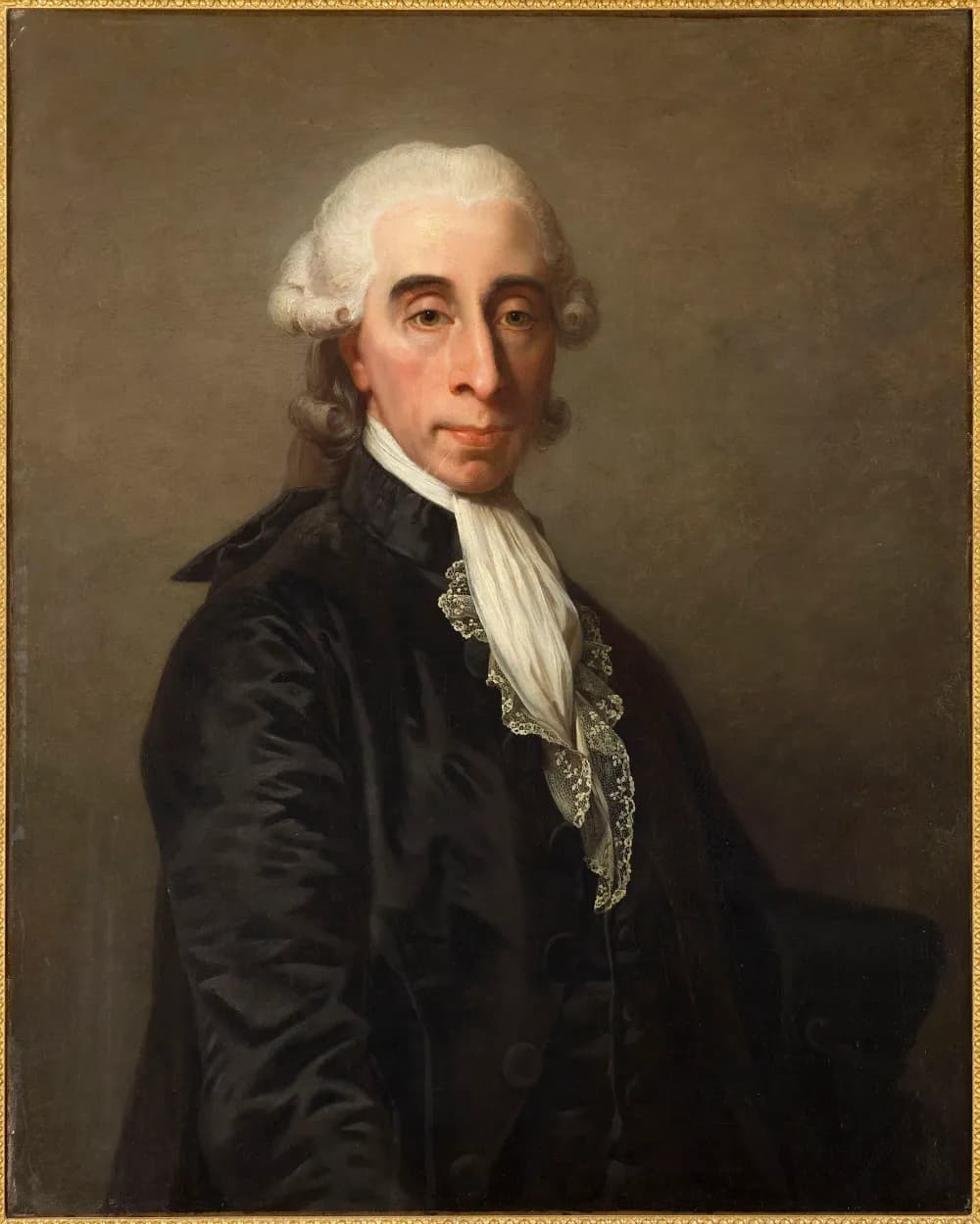 Portrait en buste d'un homme en habit de soie noire, jabot de dentelle blanche et perruque poudrée