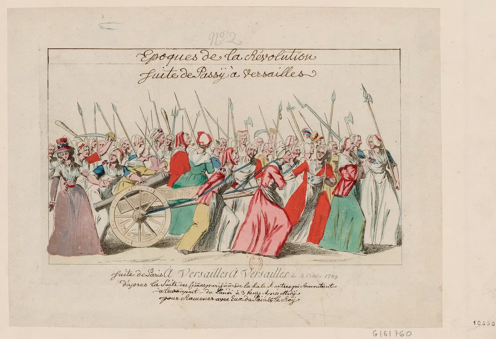 Estampe en couleurs : des femmes armées de piques et de sabres marchent en tirant un canon