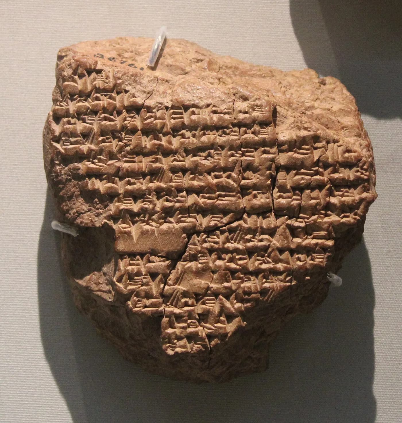 Fragment de tablette d'argile couvert d'écriture cunéiforme, exposé au British Museum