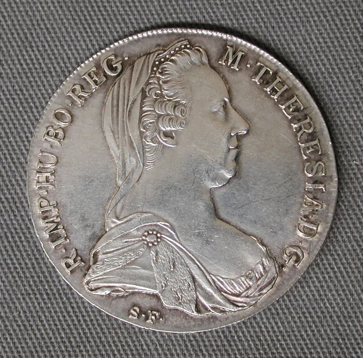 Pièce d'argent montrant le buste de profil de l'impératrice Marie-Thérèse, voilée, entouré d'une inscription latine